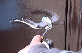 Замена дверной ручки металлической двери в Южно-Сахалинске