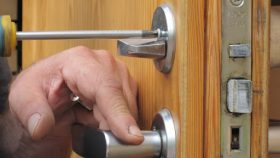 Замена личинки замка входной двери в квартире в Южно-Сахалинске